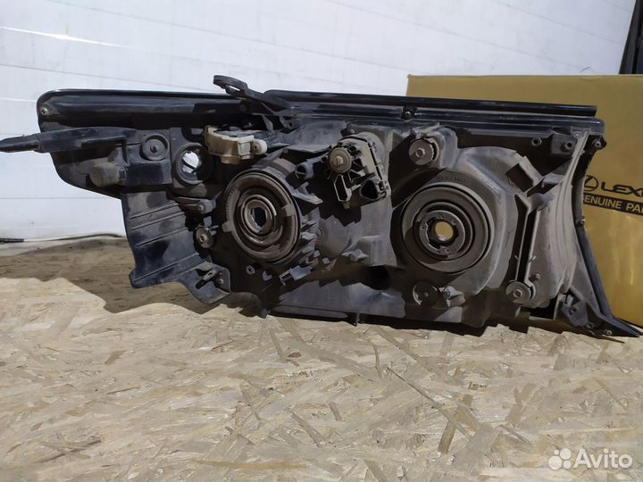 Фара передняя левая Toyota LC 200