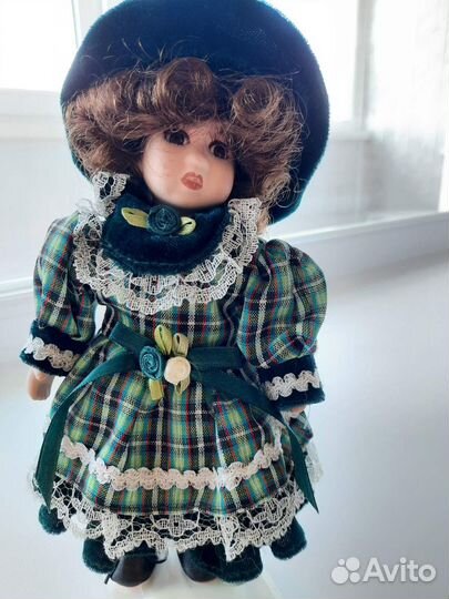 Кукла фарфоровая
