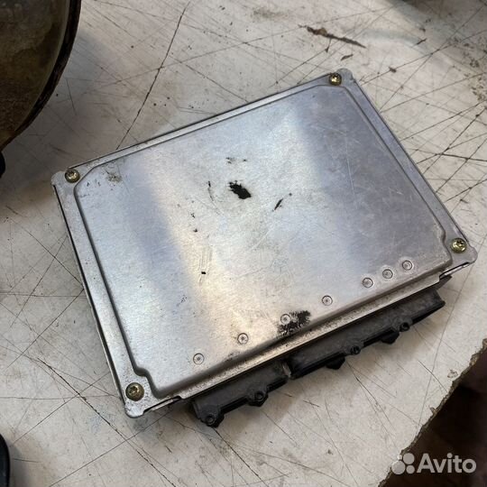 Блок управления двигателем Volkswagen Passat B5