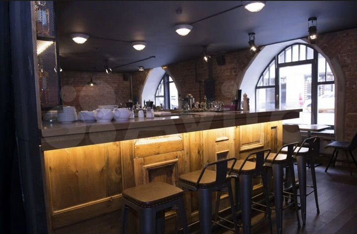 Помещение под кафе с витринными окнами