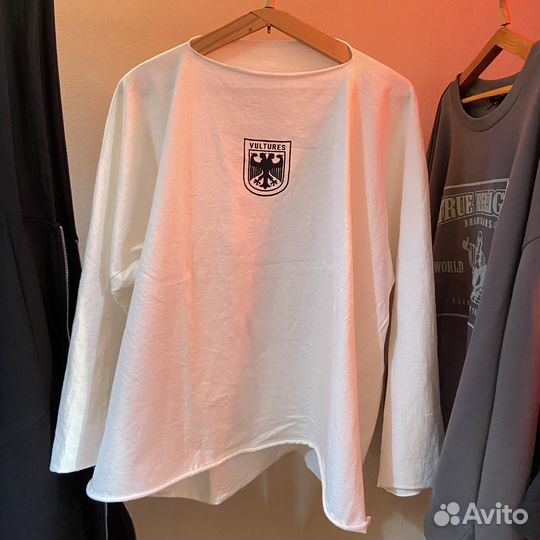 Yeezy vultures лонгслив на руках