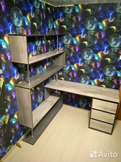 Стол с полками