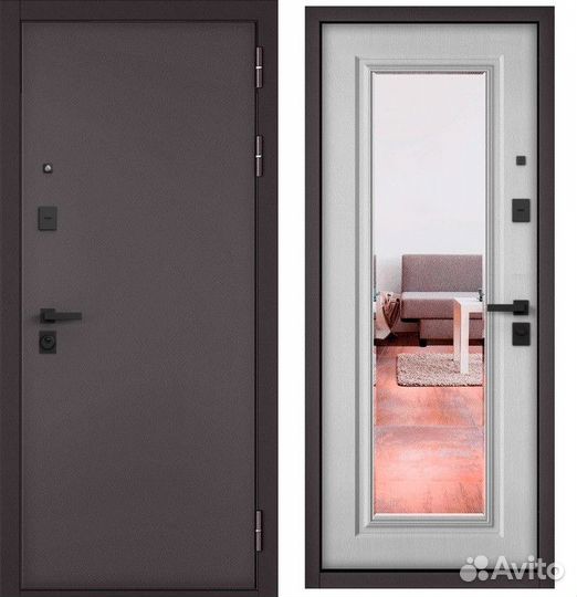 Входная дверь в квартиру с зеркалом