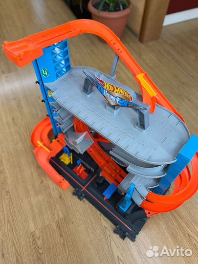 Игрушечный трек Hot Wheels City Ultimate Garage