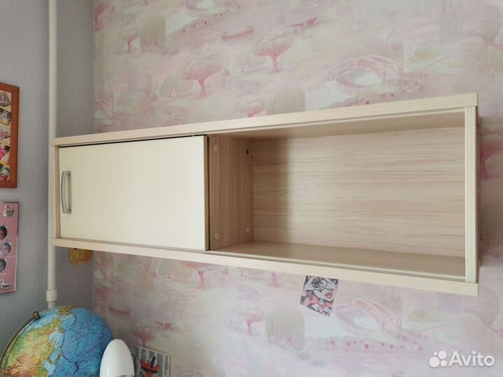 Шкаф угловой и 2 навесные полки