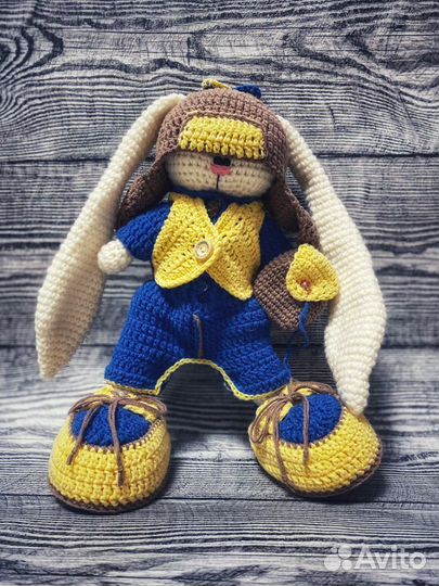 Вязаный заяц игрушка