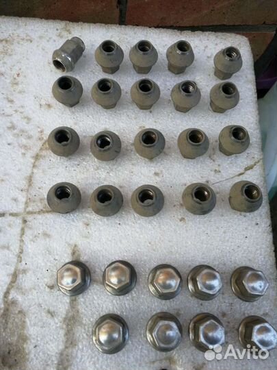 Оригинальные колесные гайки Ford с колпачками