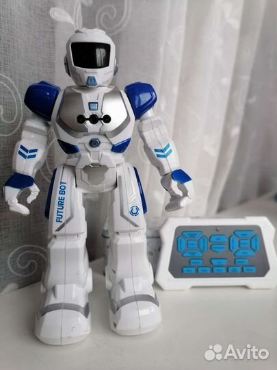 Робот на пульте управления