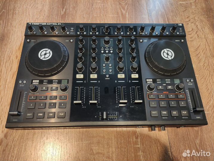 DJ-контроллер Traktor Kontrol S4 MK1