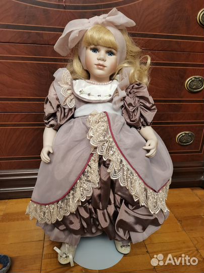 Коллекционная фарфоровая кукла