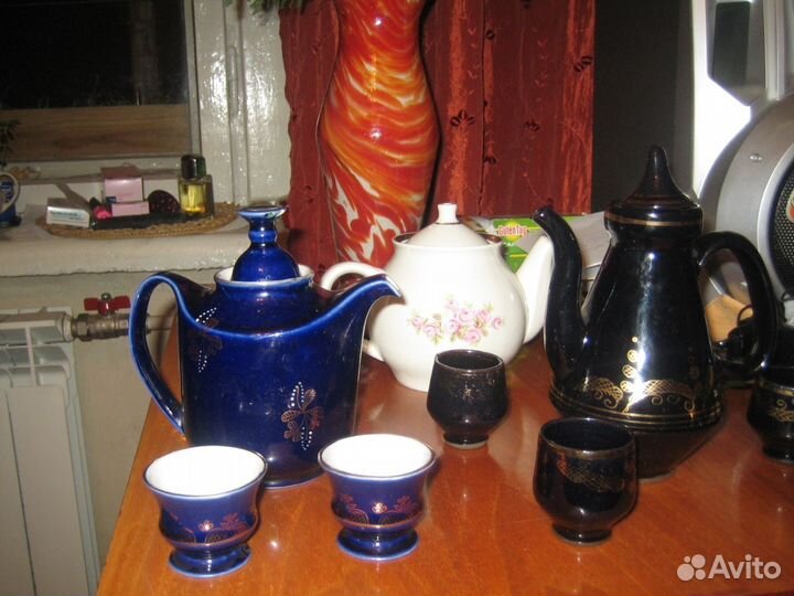 Чайники и чашки фарфоровые