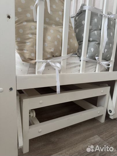 Кроватка детская с маятником