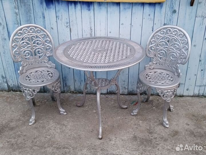 Стол и два стула