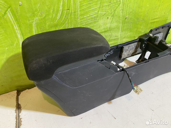 Подлокотник Mitsubishi Lancer 10 8011A219ZZ