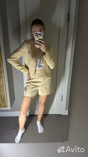 Желтый костюм с шортами размер S