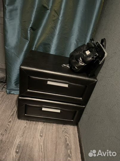 Тумба прикроватная кожаная