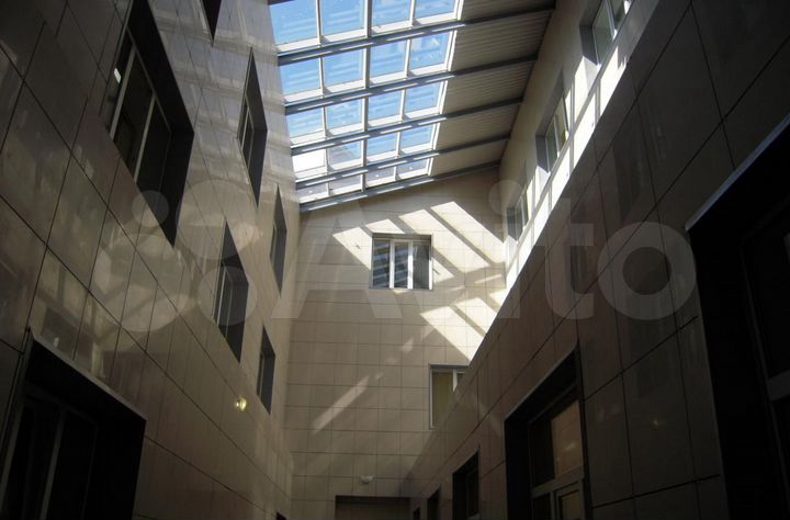 Здание, 10500 м²