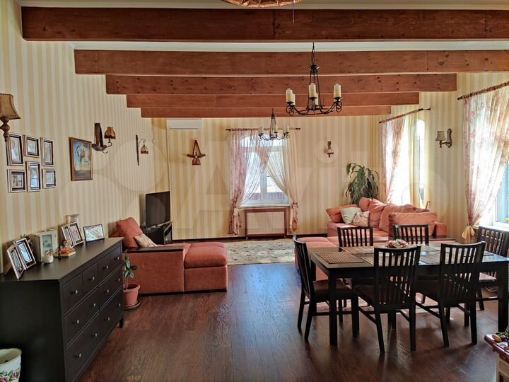 Коттедж 250 м² на участке 14 сот.