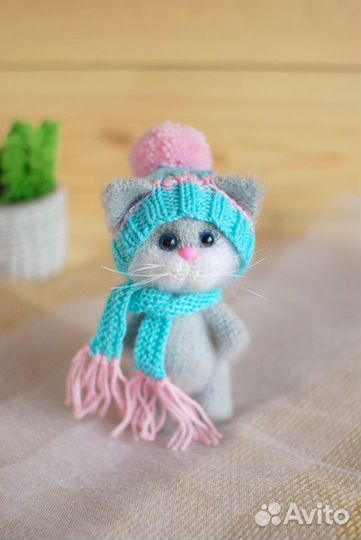 Мягкая вязаная игрушка котенок
