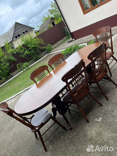 Стол и стулья