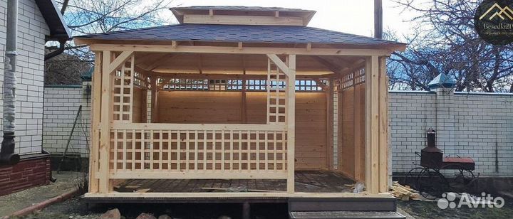 Беседка деревянная на сваях