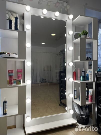 Гримерное зеркало с лампочками