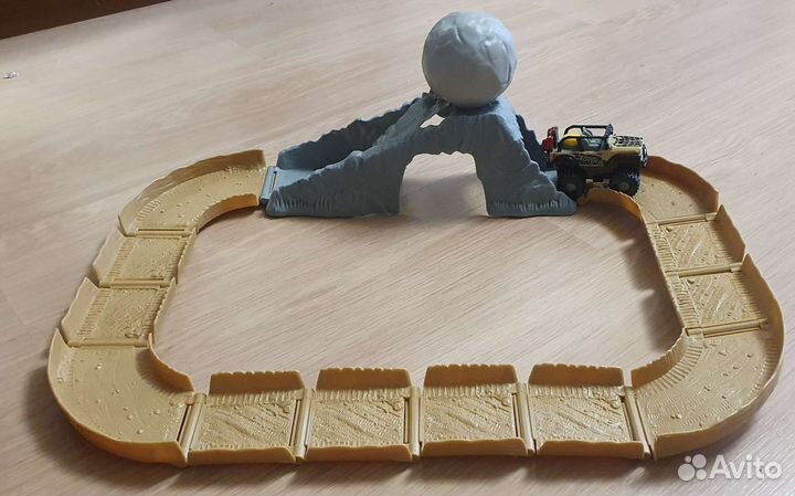 Трек, машинка на батарейках, едет сама