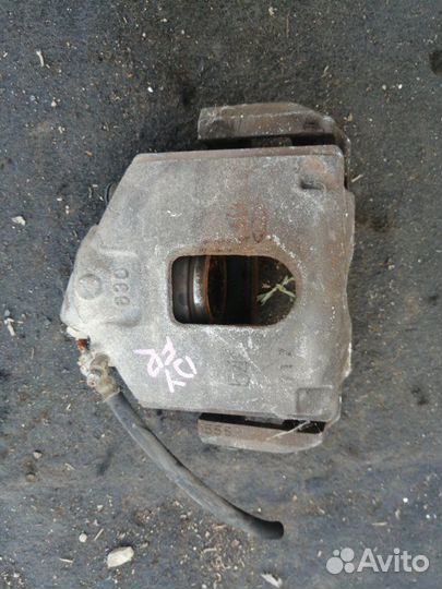 Суппорт передний правый Mazda Demio DY