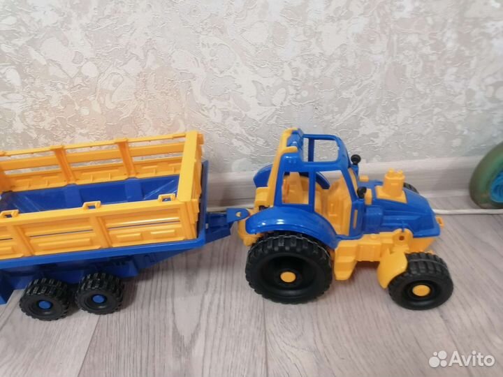 Синий трактор с прицепом