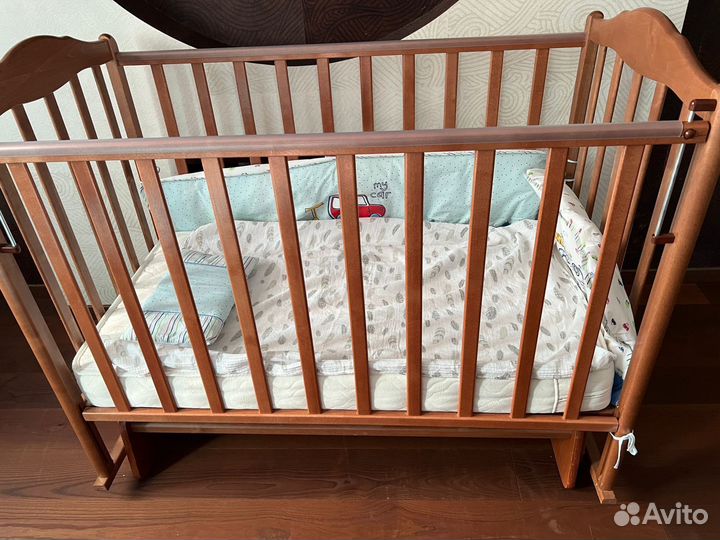 Детская кроватка с поперечным маятником
