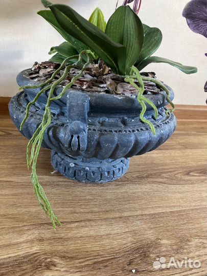 Искусственные цветы в горшках