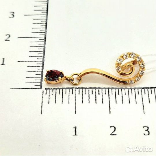 Золотая подвеска с камнем