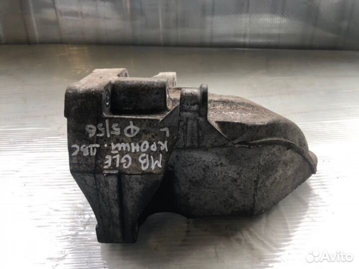 Кронштейн двигателя левый Mercedes-Benz C-Class