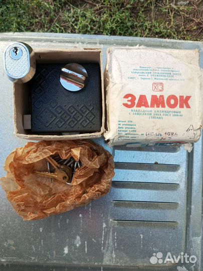 Замок дверной накладной