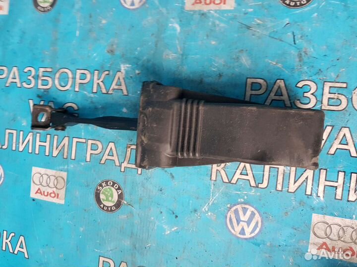 Ауди А5-2017г.ограничитель задний левой двери