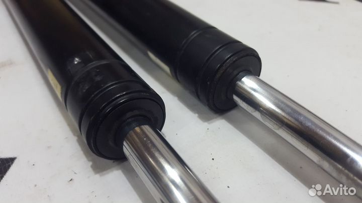 Амортизаторы крышки багажника Toyota Hiace LH129