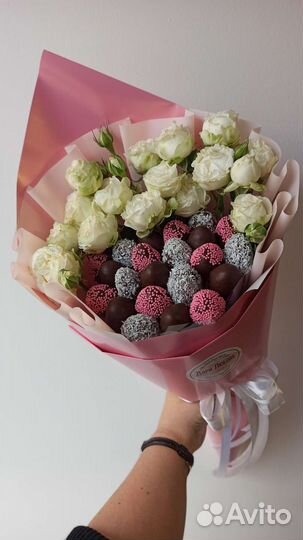 Настоящая клубника в шоколаде и кустовая роза