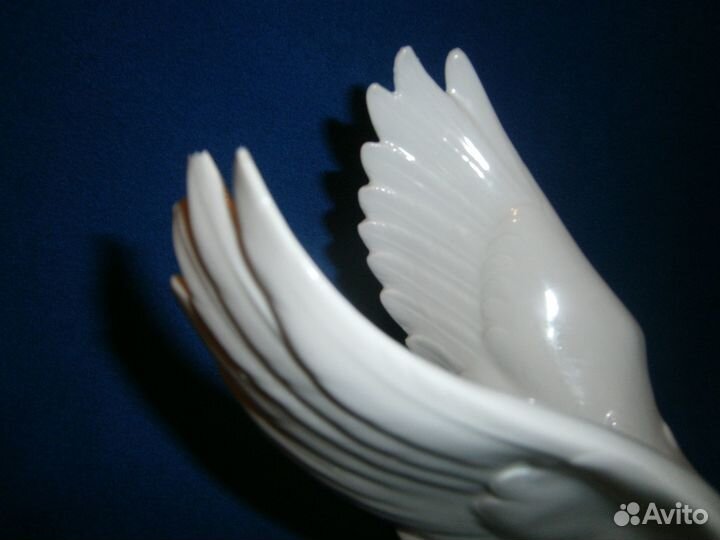 Фарфоровая статуэтка Лебедь Гдр