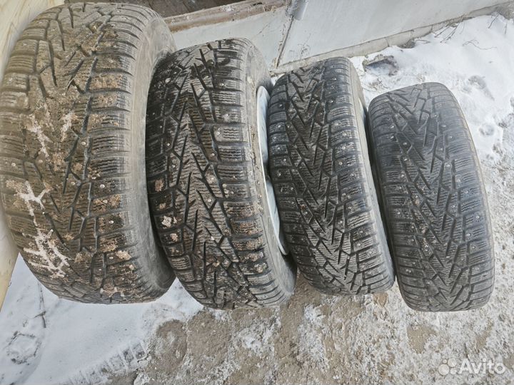 Nokian Tyres Hakkapeliitta 7 215/65 R16 98V