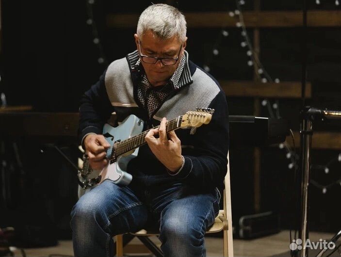 Выучишь песню на 1-м уроке. А за месяц сыграешь 10