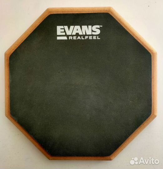 Тренировочный пэд и барабанные палочки