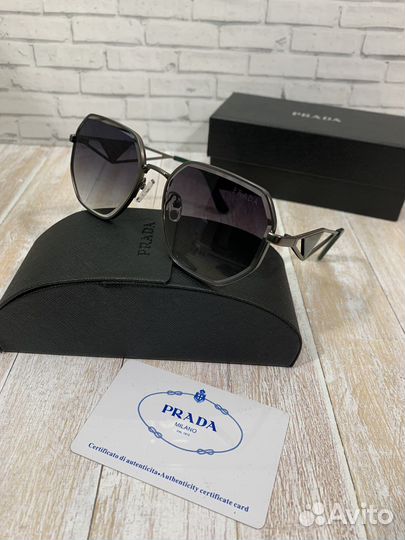Солнцезащитные очки Prada