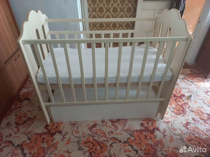 Детская кроватка с маятником и ящиком