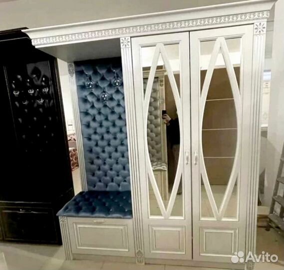 Очень красивый шкаф в прихожую Барокко