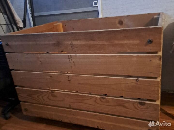 Ящик деревянный для хранения на колесиках