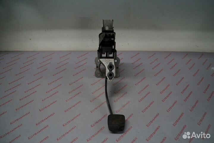 Nissan 46501-AV600 Педаль тормоза