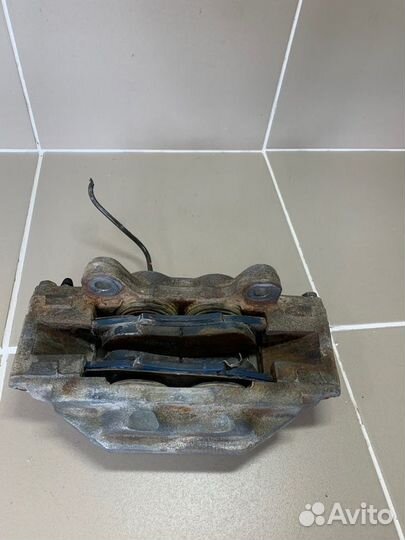 Суппорт тормозной передний правый Toyota Hilux