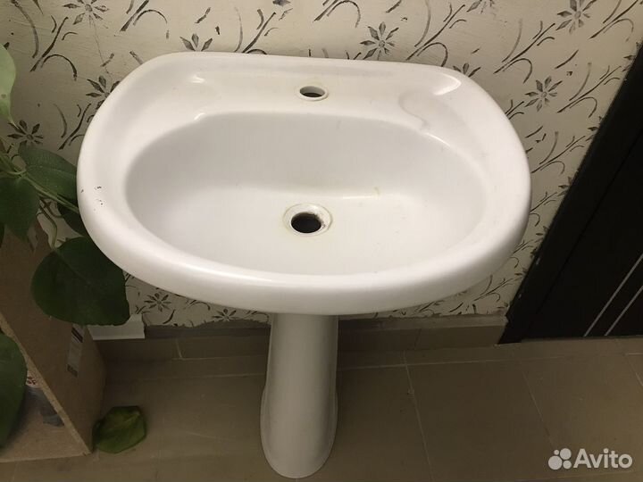Раковина с пьедисталом