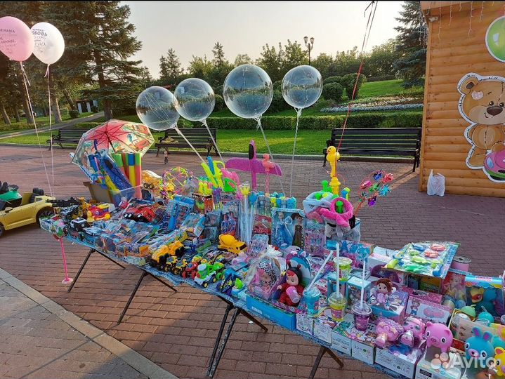 Продавец детских игрушек в парках