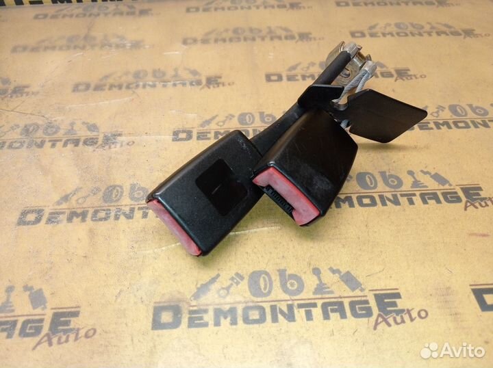 Ответная часть ремня безопасности задняя Passat B5